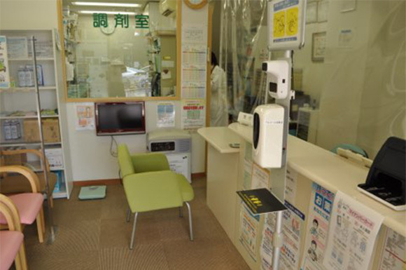 プラス薬局 富雄店　内観